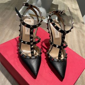 ROCKSTUD GRAINY CALFSKIN ANKLE STRAP PUMP 100 MM